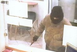 Policja pokazuje zdjęcia z napadu na bank i prosi o pomoc