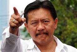 Polityk skopał dziennikarza, bo pytania były za trudne