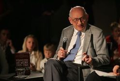 Minister obsypywany markami