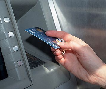 Skanowali dane z bankomatów - wpadli w Bydgoszczy