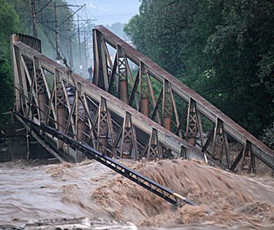 Drugi atak żywiołu - woda zerwała most, na którym byli ludzie