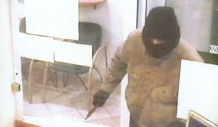 Policja pokazuje zdjęcia z napadu na bank i prosi o pomoc