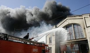 150 ton parafiny płonie w śląskiej hali