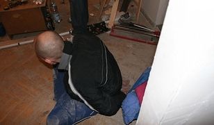 Wyrzucił przez okno ponad 100 tys. złotych