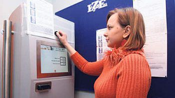 Pierwsza klientka płaci za prąd w opłatomacie