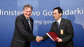 Minister gospodarki Piotr Woźniak i prezes Toshiba Television Central Europe Yuji Komori