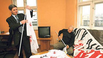 Szef Sierpnia '80 Bogusław Ziętek (z lewej) przygotowuje manifestację pod Kompanią