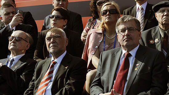 W pierwszym rzędzie: były prezydent RP Wojciech Jaruzelski, były prezydent Chorwacji Stjepan Mesić  oraz p.o.prezydenta Bronisław Komorowski podczas uroczystości na Placu Czerwonym w Moskwie