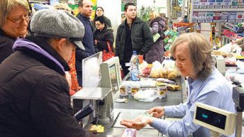 Za rezygnację z płacenia kartą sprzedawcy dają rabaty