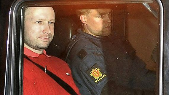 Anders Breivik podczas transportu na przesłuchania