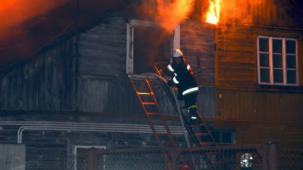 Strażacy gaszą pożar drewnianego domu w Białej Podlaskiej