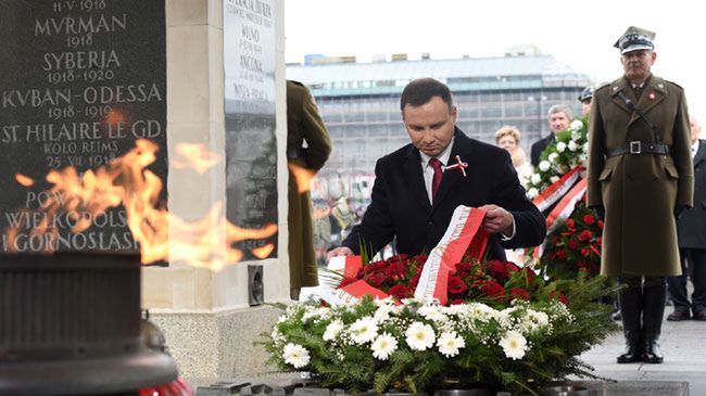 Prezydent RP Andrzej Duda składa wieniec, podczas uroczystej odprawy wart przed Grobem Nieznanego Żołnierza na placu Piłsudskiego w Warszawie
