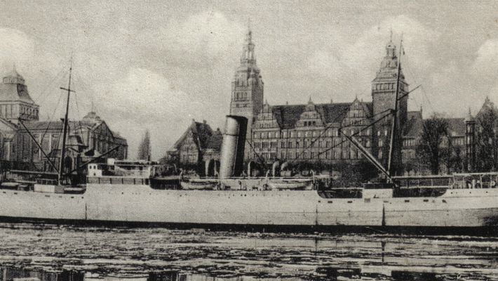 Widokówka przedstawiająca SS Bremerhaven zacumowany w Szczecinie, prawdopodobnie jeszcze jako lazaret (szpital wojskowy), ok. 1939 r.