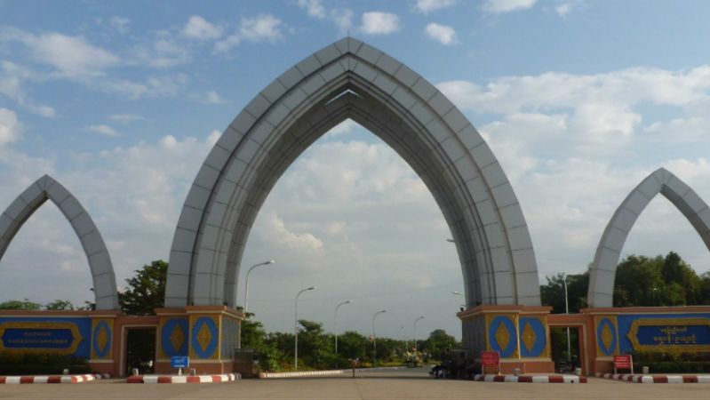 Ogród Fontann w Naypyidaw. To miasto rządząca junta wojskowa wybudowała niemal od zera, by w 2005 roku przenieść tu stolicę, 2011 r.