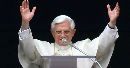 Benedykt XVI zaprasza wiernych na procesję w Boże Ciało