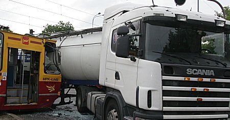 11 osób rannych w wyniku zderzenia cysterny z tramwajem