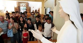 Duchowni badają ruszającą się figurę Matki Boskiej