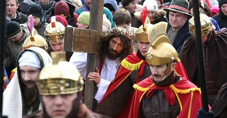 Jezus Chrystus ukrzyżowany w hipermarkecie
