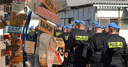 Czterech rannych w Kosowie policjantów wraca do kraju