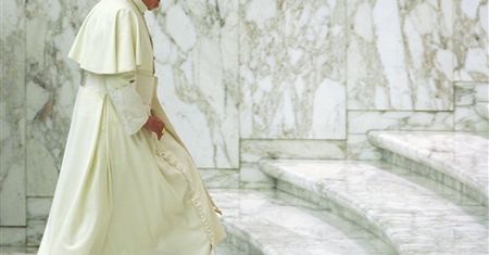 Benedykt XVI: papież nie może narzucić wiary