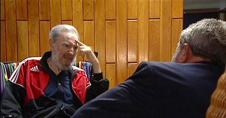 Fidel Castro oddaje Kubę