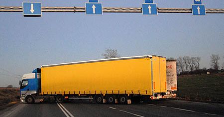 Celnicy protestują, kierowcy ciężarówek blokują granice