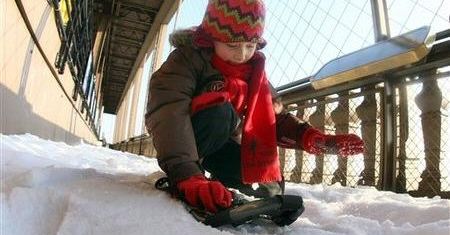 Wieżę Eiffla zwiedzisz z rakietami śnieżnymi na nogach