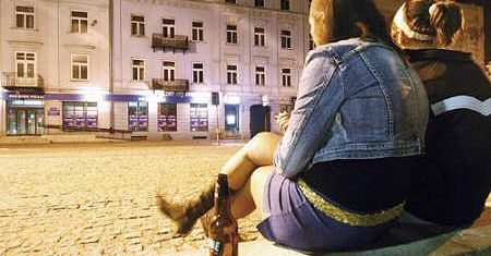 Dziewczyny piją i biją koleżanki