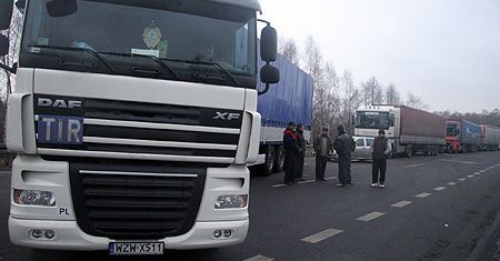 Kierowcy tirów: w poniedziałek zablokujemy Warszawę