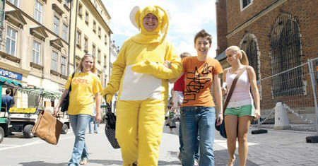 Tinky Winky ukrywa się, reprezentuje go Lala