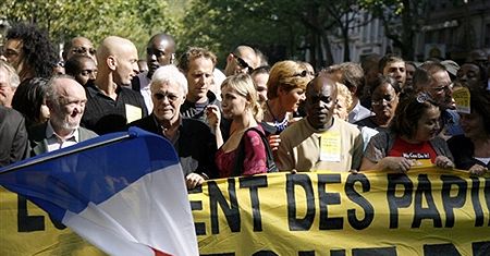 Paryżanie jednoczą się z bezdomnymi imigrantami