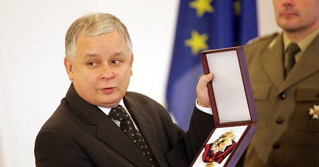 Prezydent zaprezentował Order Krzyża Wojskowego
