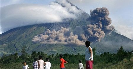 Wulkan Mayon grozi erupcją