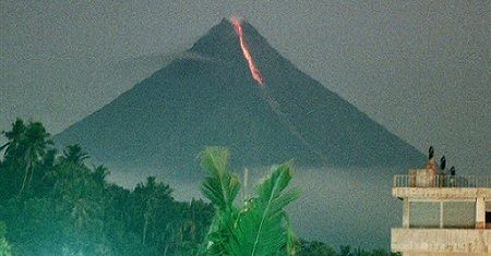 Ewakuacja ludzi z okolic wulkanu Mayon na Filipinach