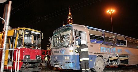 Warszawski tramwaj wypadł z torów i uderzył w autobus