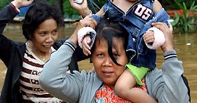 20 ofiar powodzi w Indonezji, 340 tys. osób bez dachu nad głową