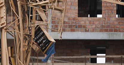Zginął operator dźwigu złamanego przez wiatr