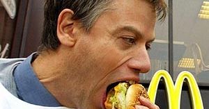 Wielkie żarcie hamburgerów w McDonald’s