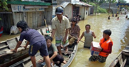 Indonezja: 90 zabitych, 300 tys. ewakuowanych po powodzi