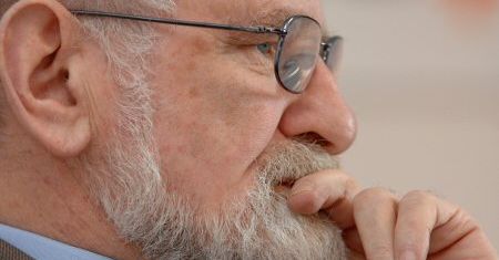 "Geremek broni pokolenia opozycjonistów"