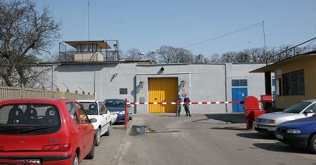 Zarzut potrójnego zabójstwa dla strażnika z Sieradza
