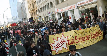 100 osób demonstruje w Berlinie przeciwko UE