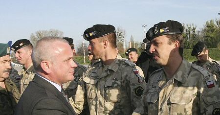Szef MON powitał żołnierzy, którzy wrócili z Iraku