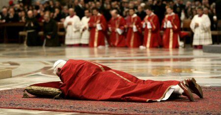Papież przewodniczył Liturgii Męki Pańskiej