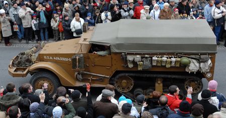 Tłumy warszawiaków na defiladzie historycznej
