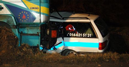 Karetka wjechała w tira: cztery osoby zabite