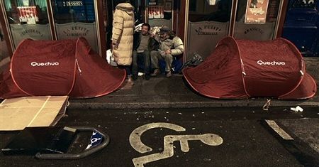Namiotowe miasteczko bezdomnych zawstydziło Paryż