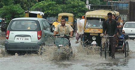 27 ofiar śmiertelnych powodzi w Indiach