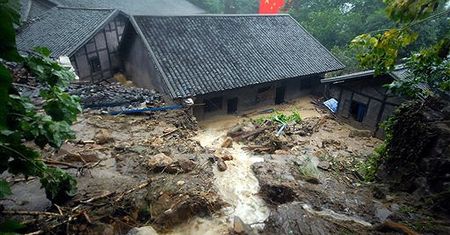 150 ofiar powodzi i osunięć ziemi w Chinach