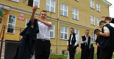 Szkoły nie w pełni "umundurowane"